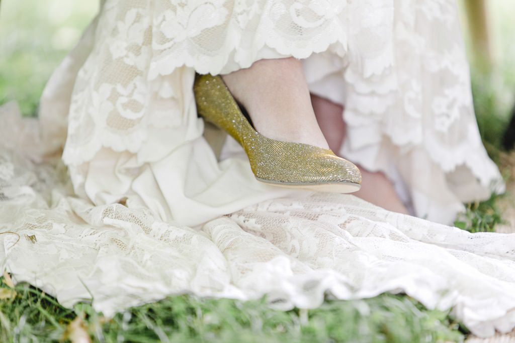 die Braut trägt gold-glitzernde Brautschuhe | Foto: Hanna Witte