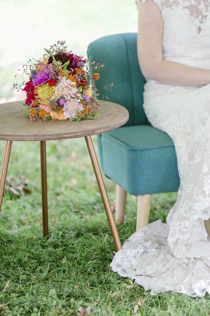 bunter Brautstrauß mit Nadelkissen Protea und Dahlien | Foto: Hanna Witte
