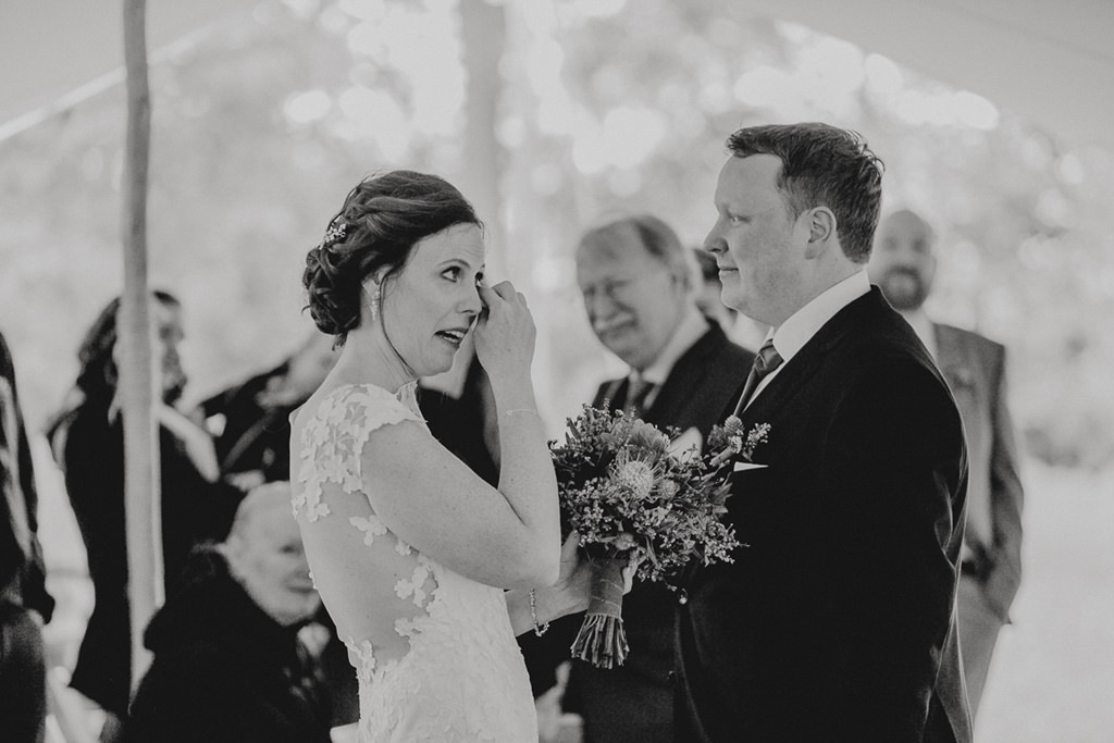 die emotionale Braut wischt sich bei der Freien Trauung ihre Tränen weg | Foto: Hanna Witte