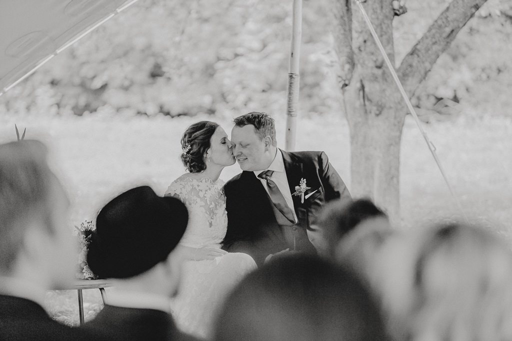die Braut küsst den Bräutigam während der Freien Trauung auf die Wange | Foto: Hanna Witte