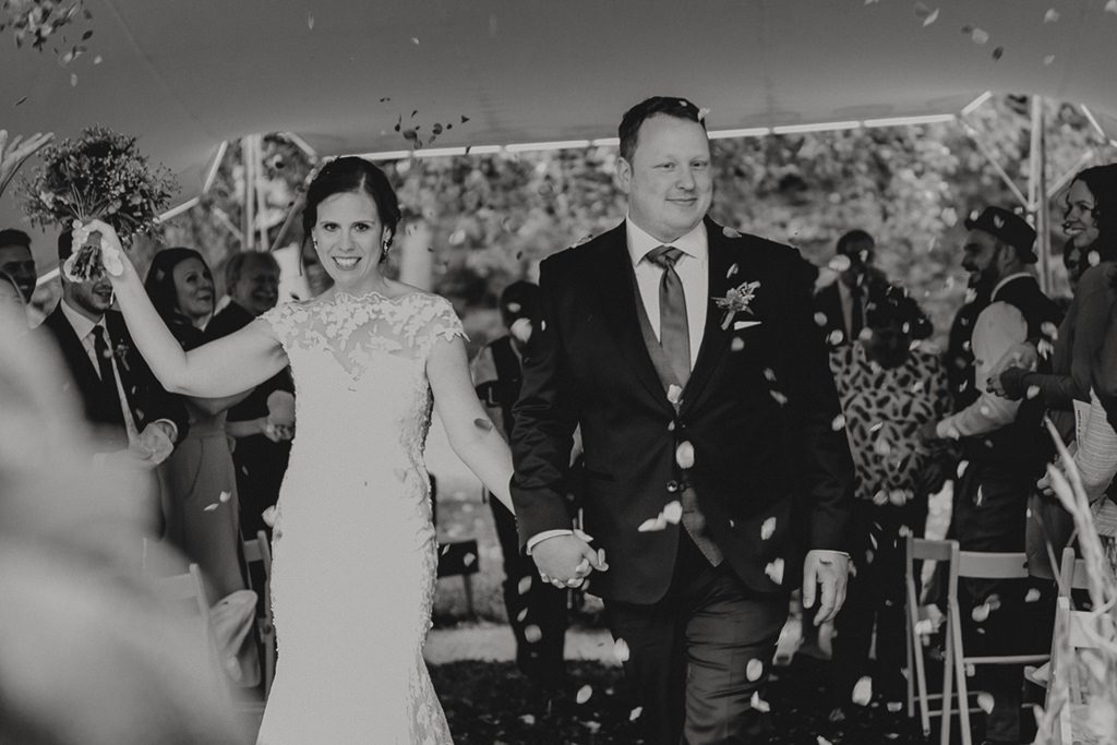das glückliche Brautpaar beim Auszug nach der Freien Trauung | Foto: Hanna Witte