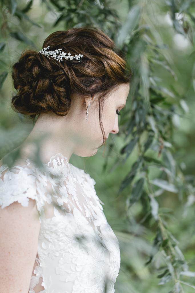 Hochzeitsportrait der Braut zwischen grünen Zweigen | Foto: Hanna Witte