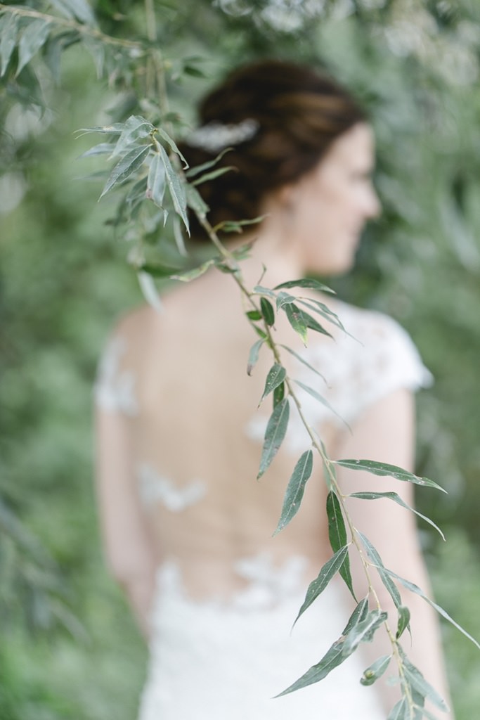 Hochzeitsfoto der Braut zwischen grünen Zweigen | Foto: Hanna Witte