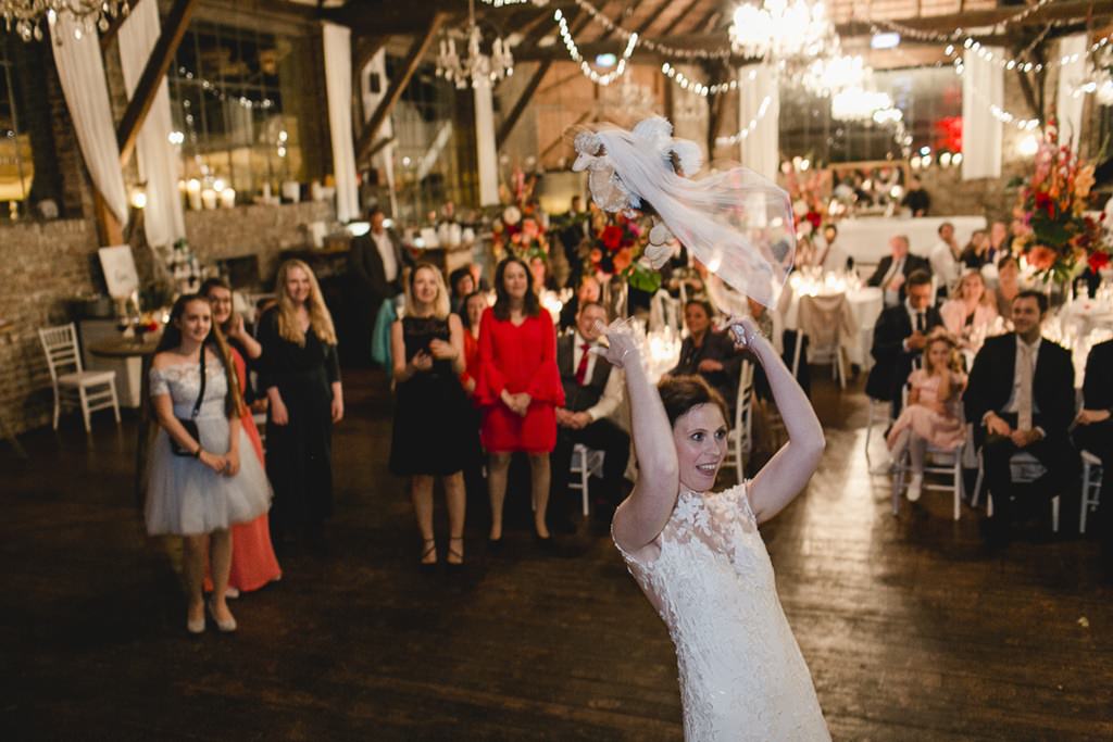 die Braut wirft beim Brautstraußwurf einen Plüschstrauß mit Schleier | Foto: Hanna Witte