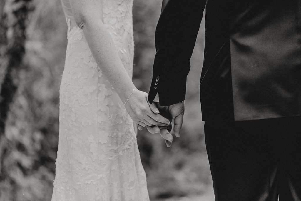 Schwarz-Weiß Hochzeitsfoto von den Händen des Brautpaares | Foto: Hanna Witte