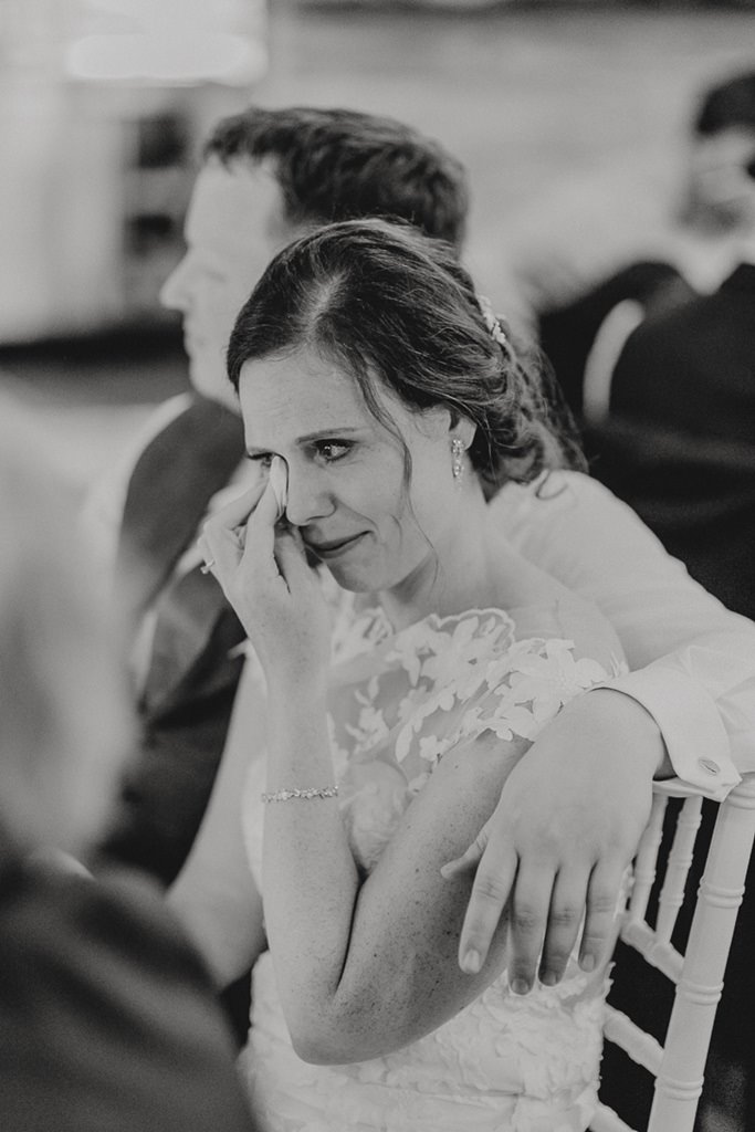 die Braut wischt sich während einer Rede ihre Tränen weg | Foto: Hanna Witte