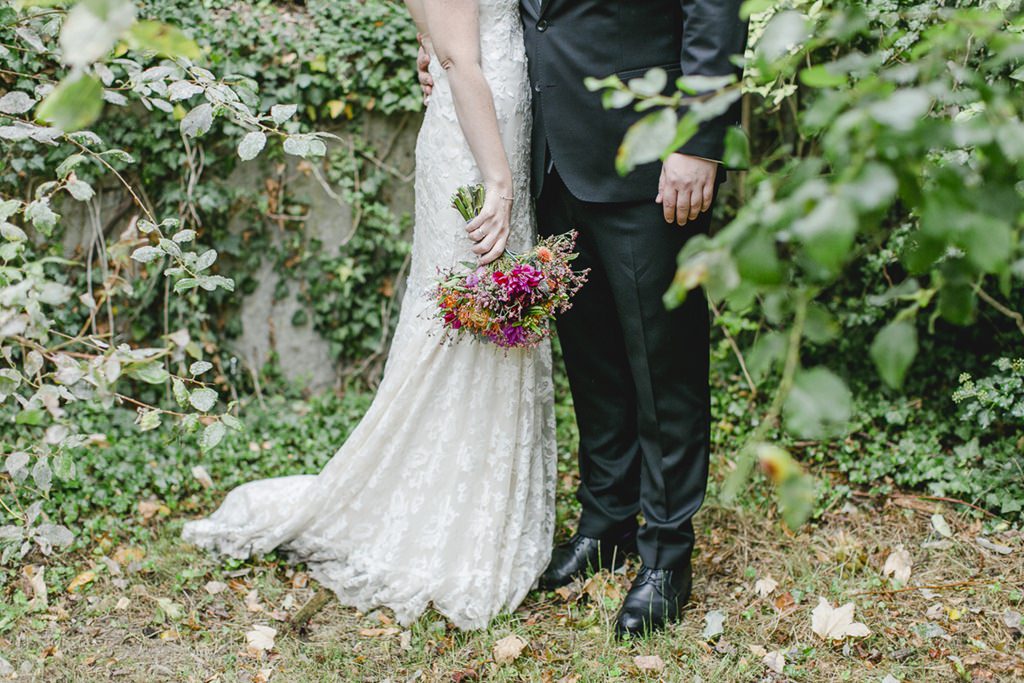 Braut und Bräutigam stehen zusammen im Grünen | Foto: Hanna Witte