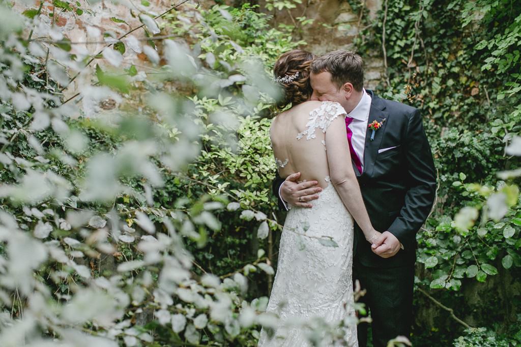 Braut und Bräutigam umarmen sich liebevoll beim Paarshooting im Grünen | Foto: Hanna Witte