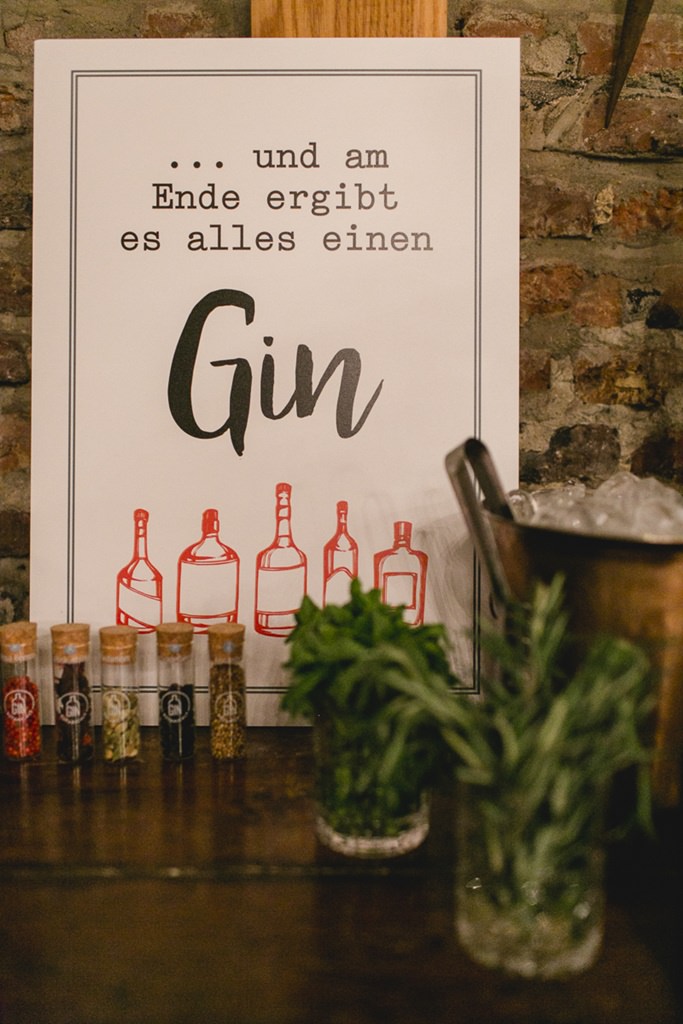 Hochzeitsidee: Gin Bar mit lustigem Schild | Foto: Hanna Witte