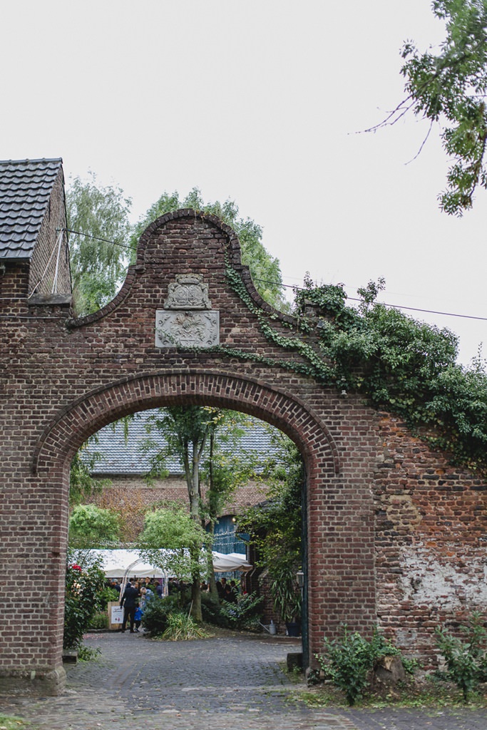 Eingang mit Backsteinmauer zur Hochzeitslocation Wasserburg Geretzhoven | Foto: Hanna Witte