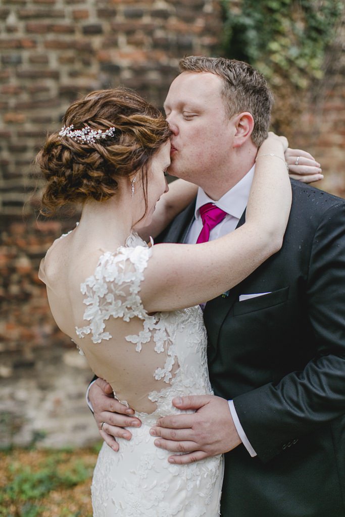beim Paarshooting küsst der Bräutigam die Braut auf die Stirn | Foto: Hanna Witte