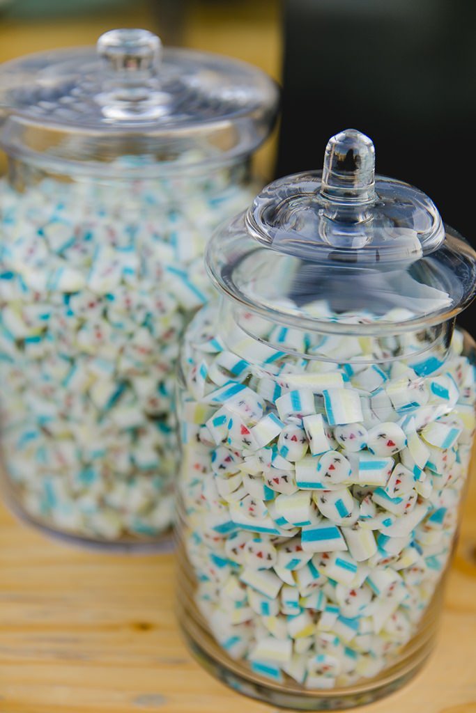 blau-weiße Bonbons in hohen Gläsern als Teil einer Hochzeits-Candy-Bar | Foto: Hanna Witte