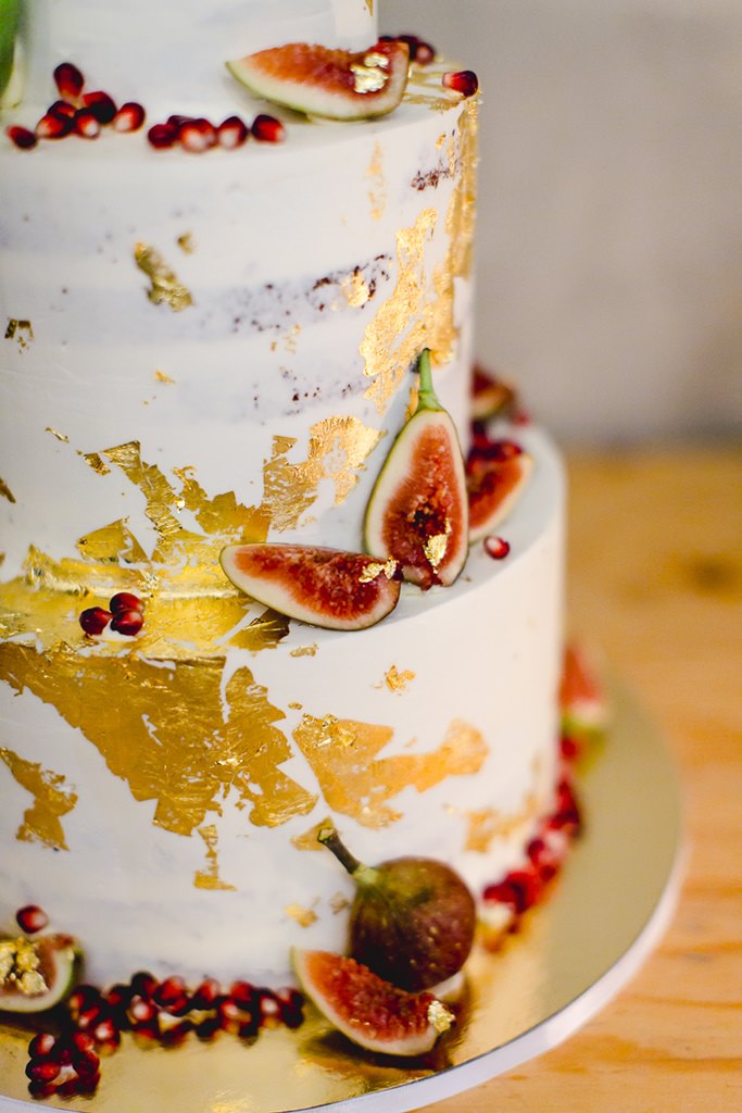 Feigen, Granatapfelkerne und Blattgold als Hochzeitstortendeko | Foto: Hanna Witte Hochzeitsreportagen