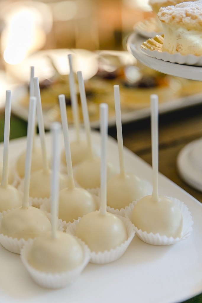 Hochzeitskuchenbuffet mit weißen Cake Pops | Hochzeitsfoto: Hanna Witte