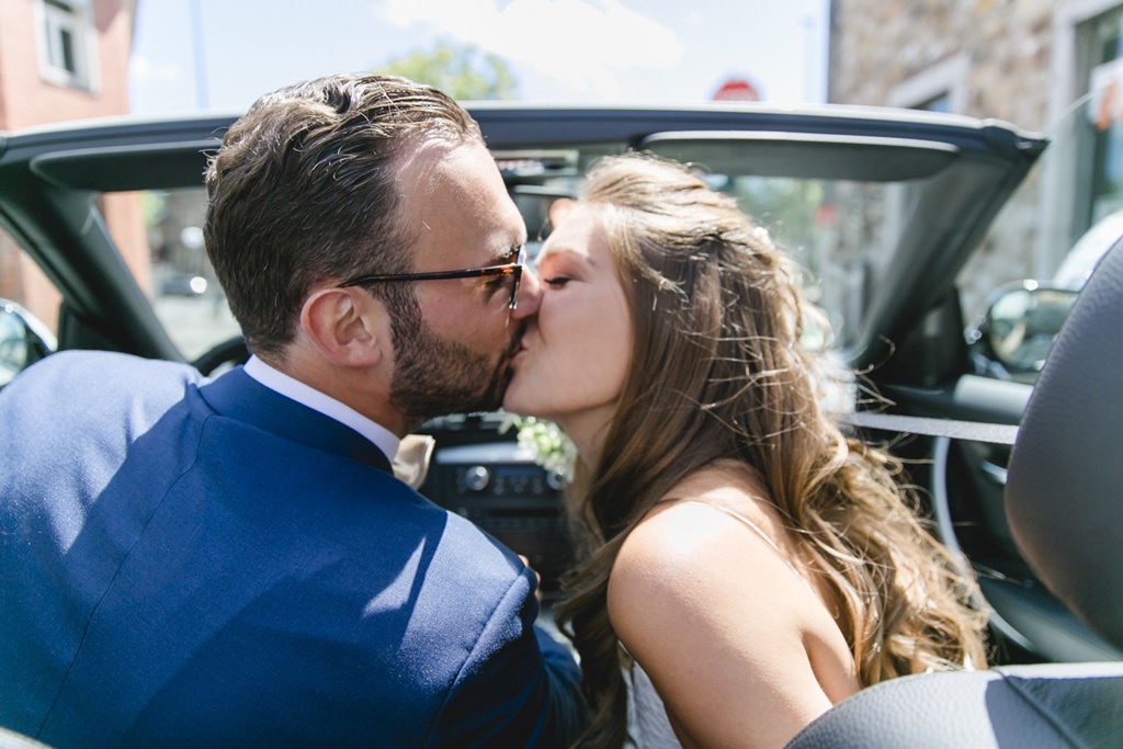 das Brautpaar küsst sich im Auto | Foto: Hanna Witte