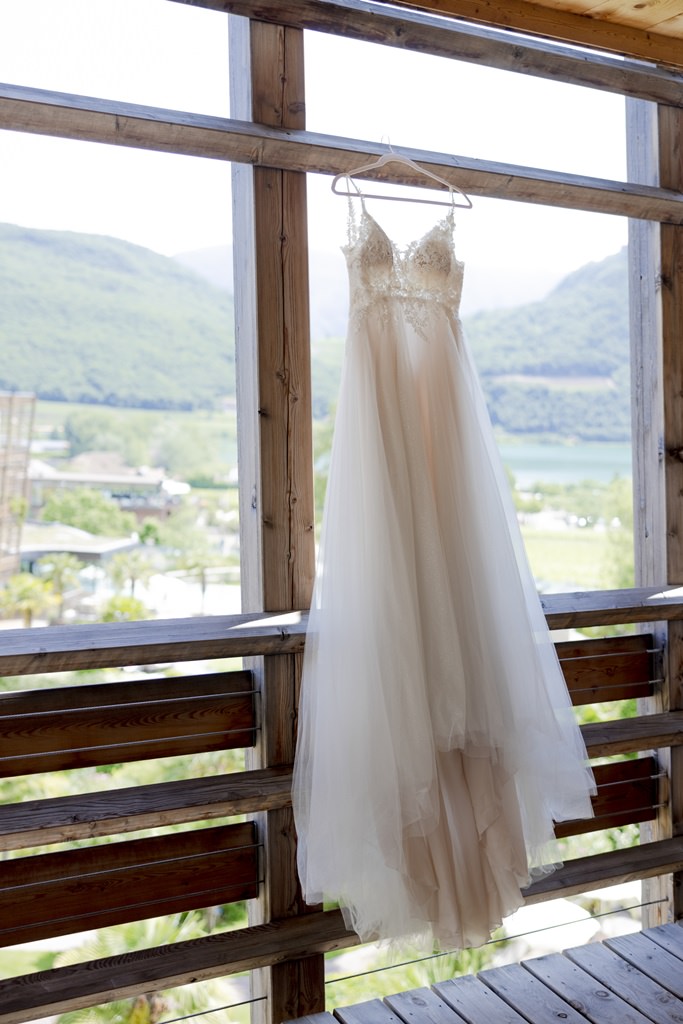 das Brautkleid hängt während des Getting Ready vor dem Fenster | Bild: Hochzeitsfotografin Hanna Witte