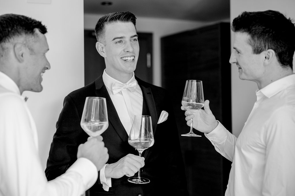 der Bräutigam stößt während des Getting Ready mit seinen Trauzeugen an | Bild: Hochzeitsfotografin Hanna Witte