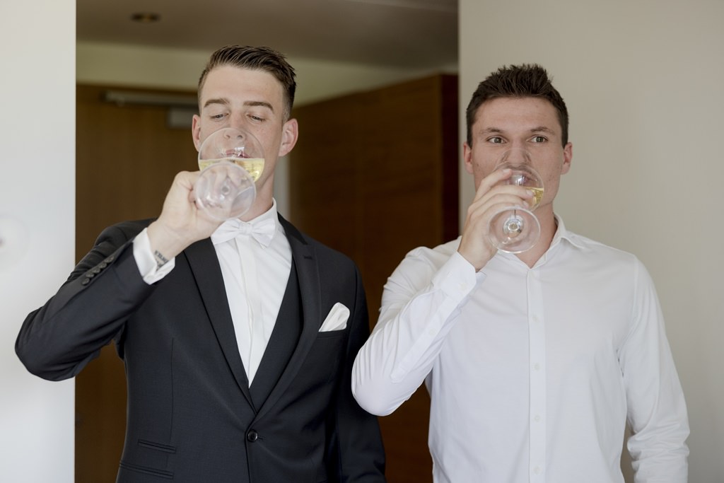 der Bräutigam trinkt mit seinem Trauzeugen beim Getting Ready ein Glas Wein | Bild: Hochzeitsfotografin Hanna Witte