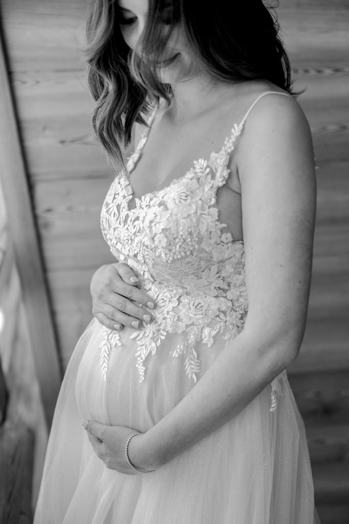 emotionales Hochzeitsfoto einer Braut mit Babybauch | Bild: Hochzeitsfotografin Hanna Witte