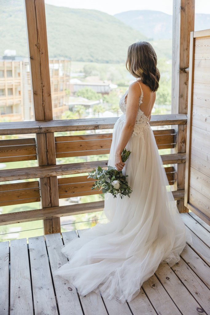 Brautkleid mit Spitze, freiem Rücken und langem Rock | Bild: Hochzeitsfotografin Hanna Witte