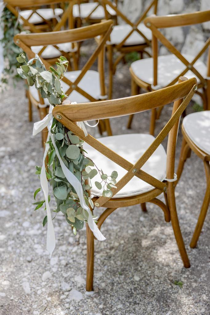 Eukalyptus Deko für die Holzstühle einer Freien Trauung in Südtirol | Bild: Hochzeitsfotografin Hanna Witte