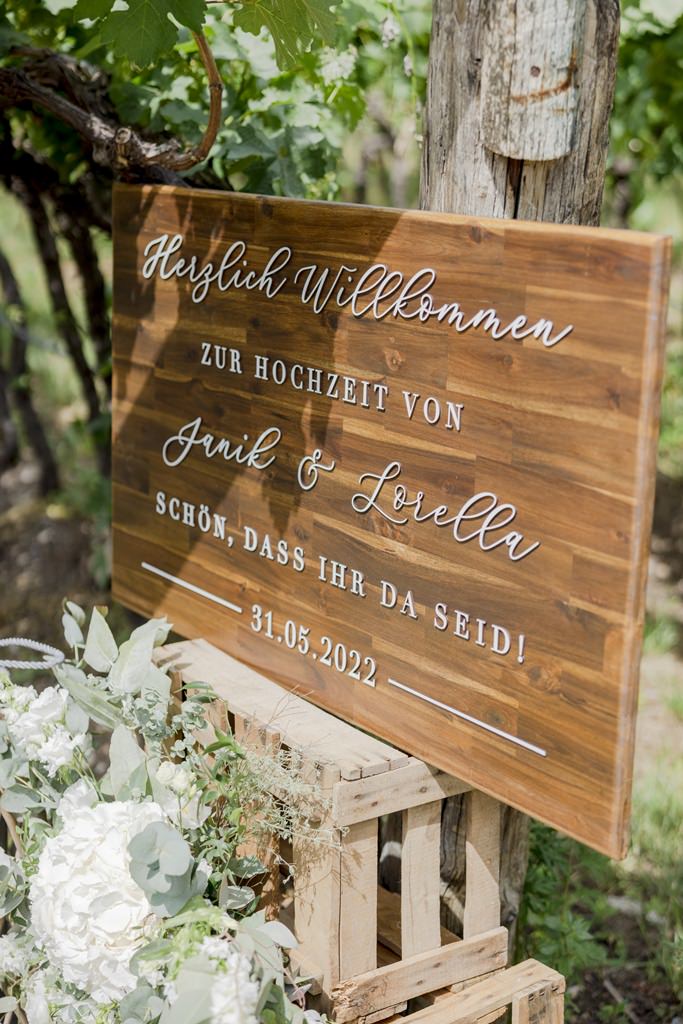 rustikales Holzschild mit Lasercut als Hochzeitswillkommensschild | Bild: Hochzeitsfotografin Hanna Witte