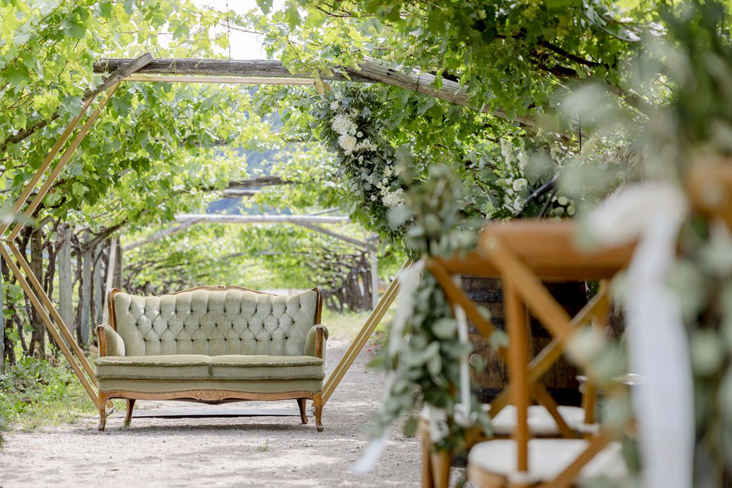 Vintage Sofa mit grünen Polstern als Traubank | Bild: Hochzeitsfotografin Hanna Witte