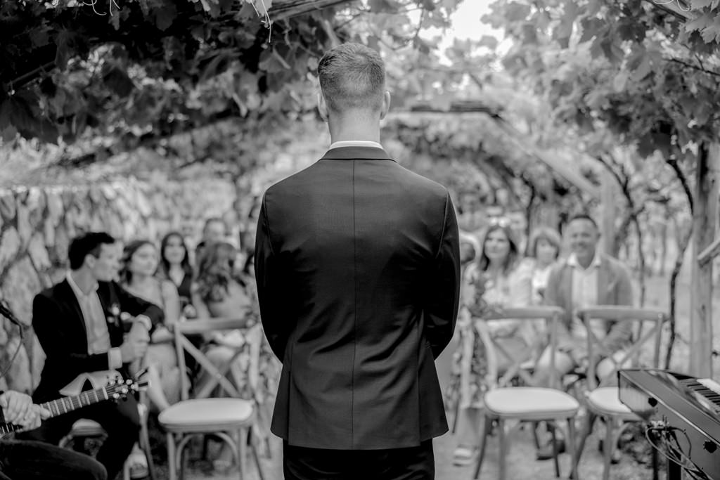 der Bräutigam steht kurz vor der Trauung vor den Hochzeitsgästen | Bild: Hochzeitsfotografin Hanna Witte