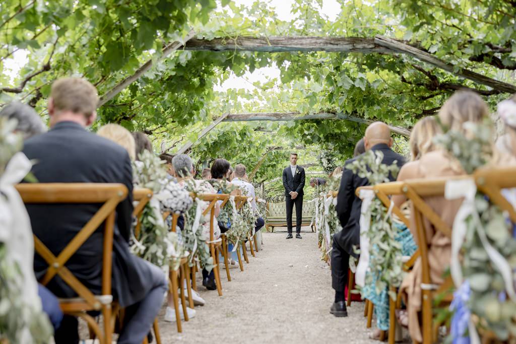 der Bräutigam und die Hochzeitsgäste warten auf die Braut | Bild: Hochzeitsfotografin Hanna Witte