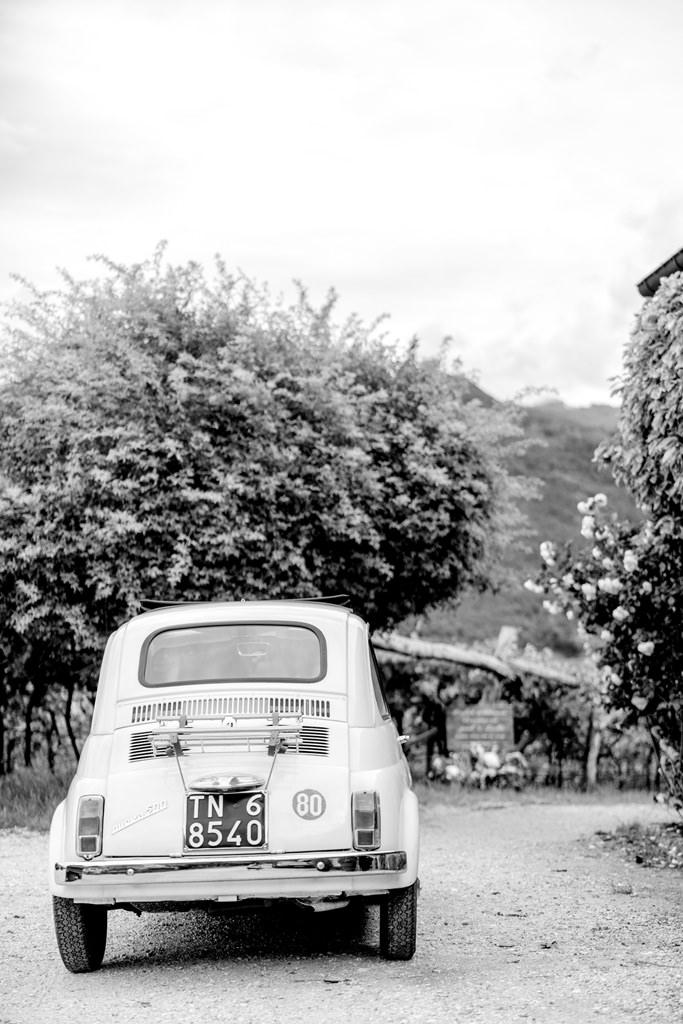 die Braut einer Italien Hochzeit wird in einem alten Fiat 500 zur Trauung gefahren | Bild: Hochzeitsfotografin Hanna Witte