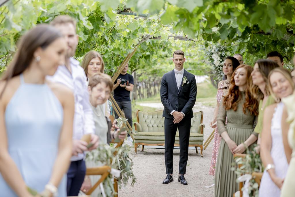 der Bräutigam wartet am Trauort auf seine Braut | Bild: Hochzeitsfotografin Hanna Witte