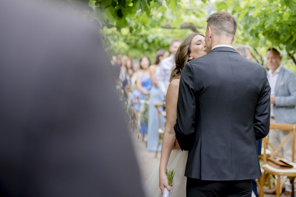 das Brautpaar küsst sich während der Freien Trauung | Bild: Hochzeitsfotografin Hanna Witte