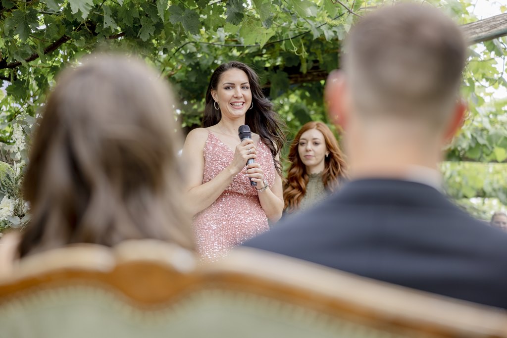 Freundinnen des Brautpaares sprechen während der Trauzeremonie nette Worte | Bild: Hochzeitsfotografin Hanna Witte