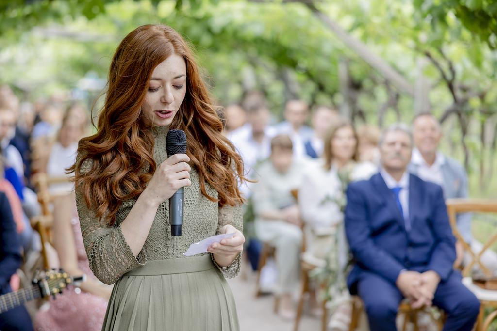 ein Hochzeitsgast liest während der Freien Trauung einen Text vor | Bild: Hochzeitsfotografin Hanna Witte