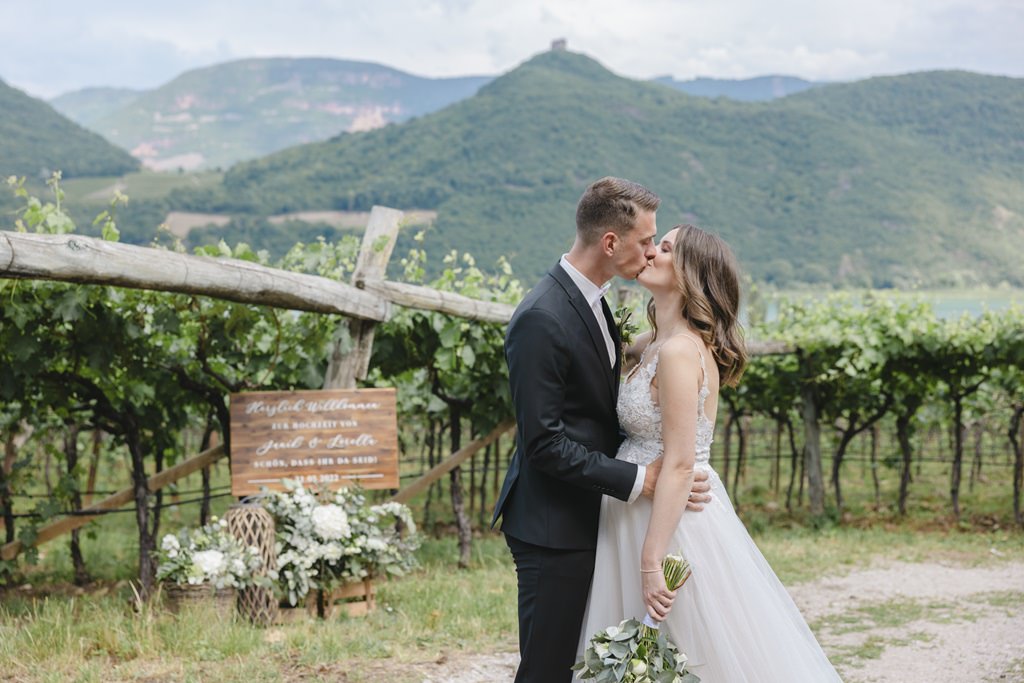 das Brautpaar posiert vor traumhafter Bergkulisse | Bild: Hochzeitsfotografin Hanna Witte