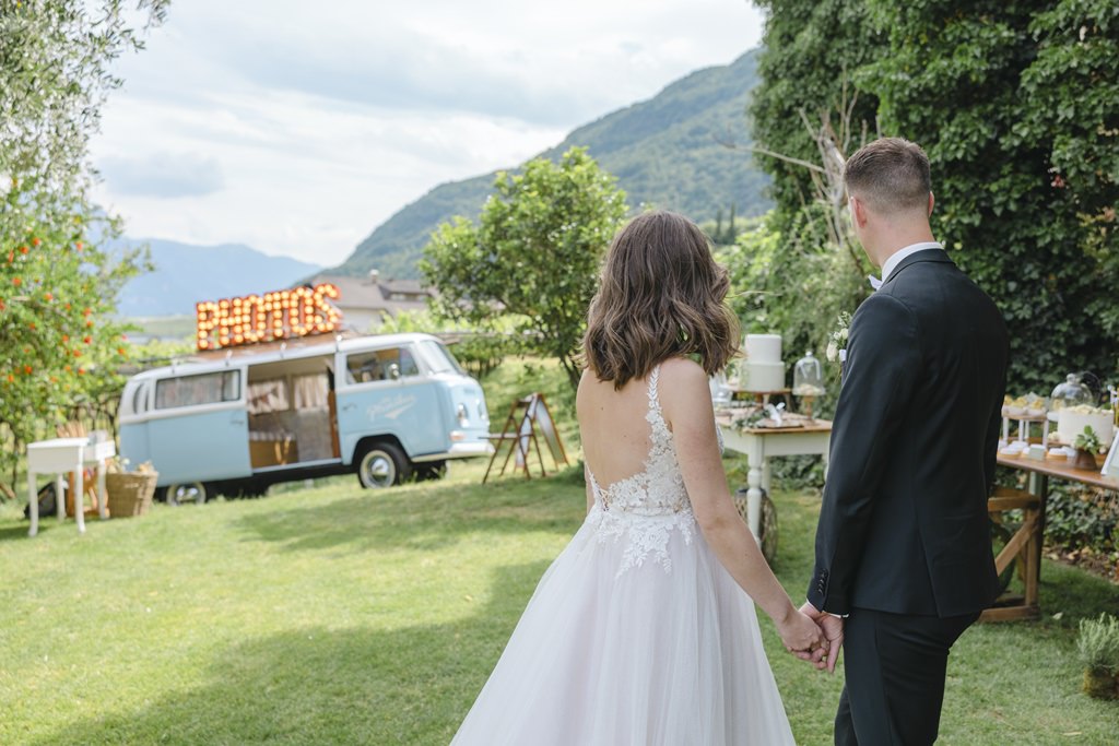 das Brautpaar sieht sich den hübschen Sweet Table an | Bild: Hochzeitsfotografin Hanna Witte