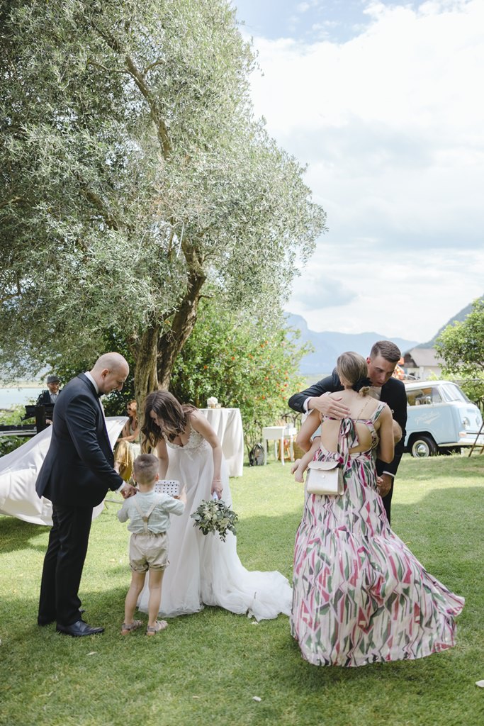 das Brautpaar nimmt Glückwünsche der Hochzeitsgäste entgegen | Bild: Hochzeitsfotografin Hanna Witte