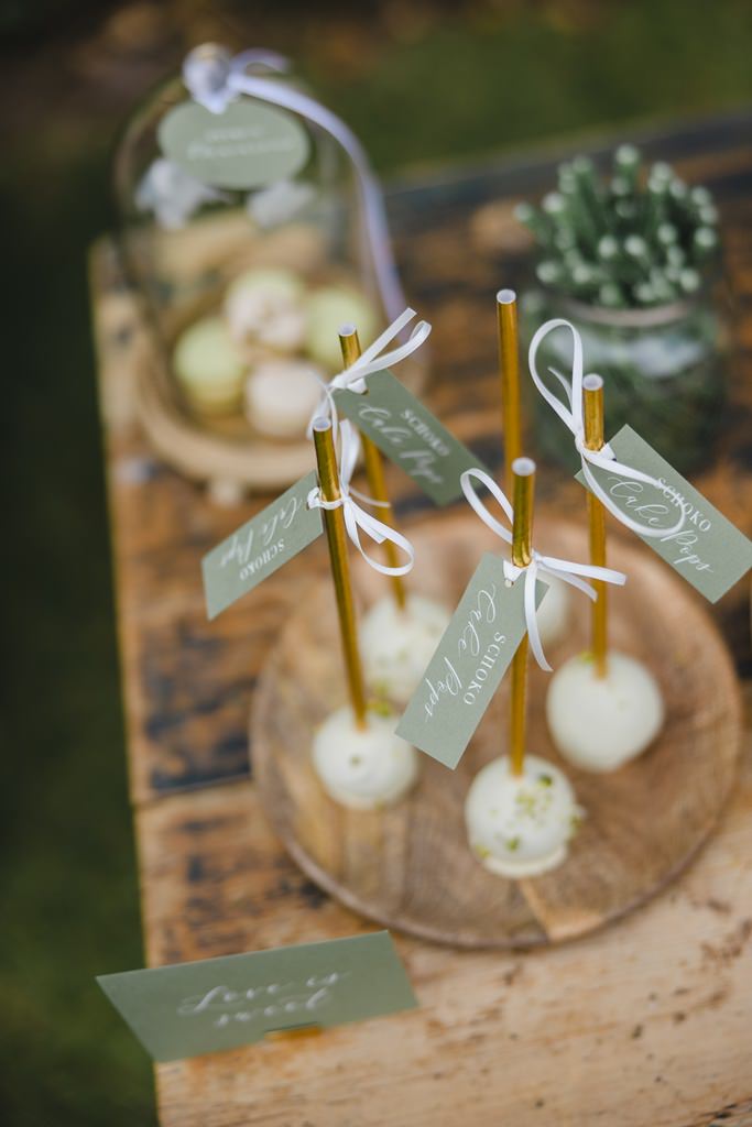 weiße Schoko Cake Pops mit goldenem Stiel | Bild: Hochzeitsfotografin Hanna Witte