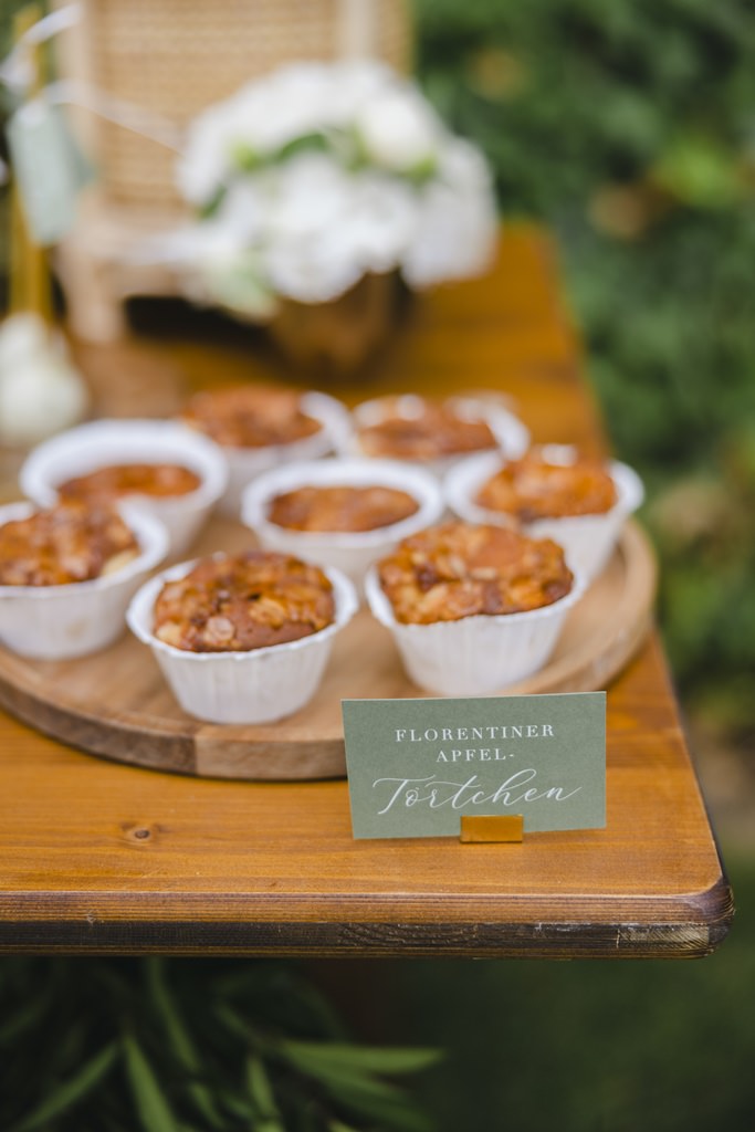 Florentiner Apfel Törtchen auf einem Hochzeits Sweet Table | Bild: Hochzeitsfotografin Hanna Witte