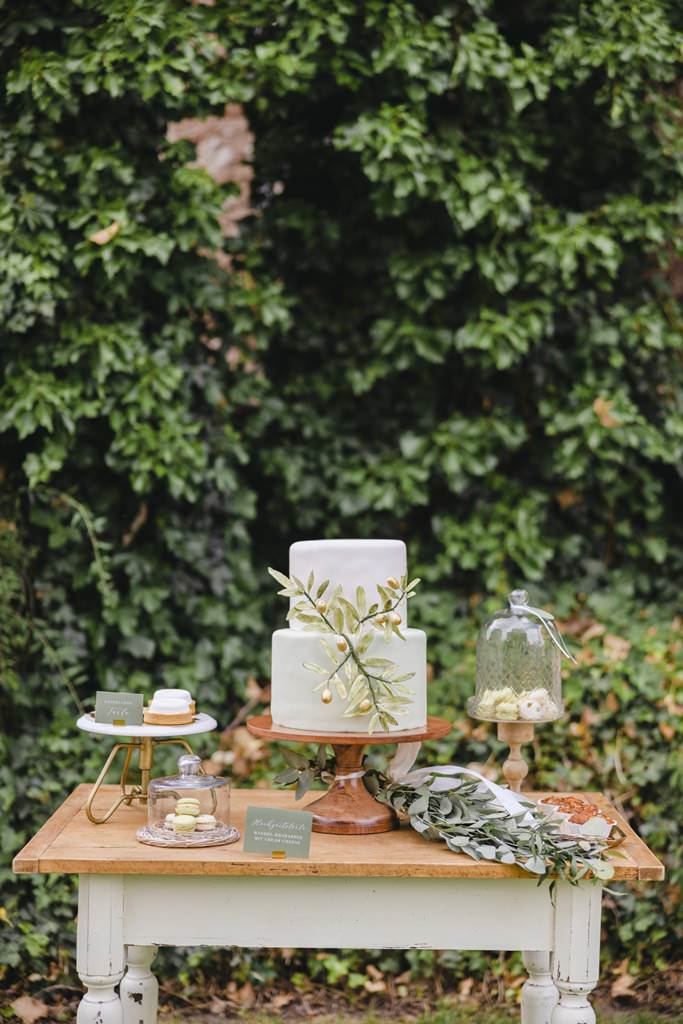Outdoor Sweet Table mit Eukalyptus Deko | Bild: Hochzeitsfotografin Hanna Witte