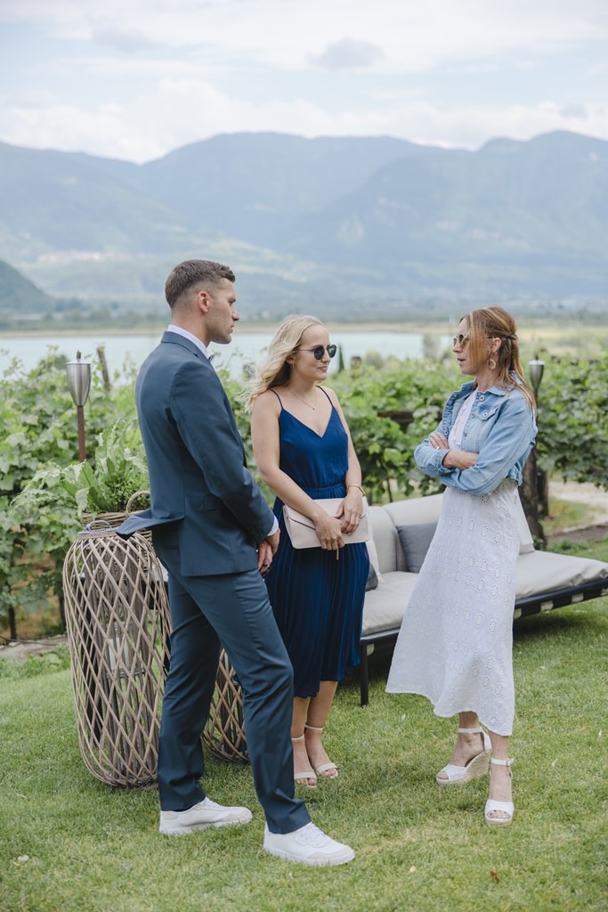 Hochzeitsgäste unterhalten sich beim Outdoor Sektempfang vor Südtiroler Bergkulisse | Bild: Hochzeitsfotografin Hanna Witte
