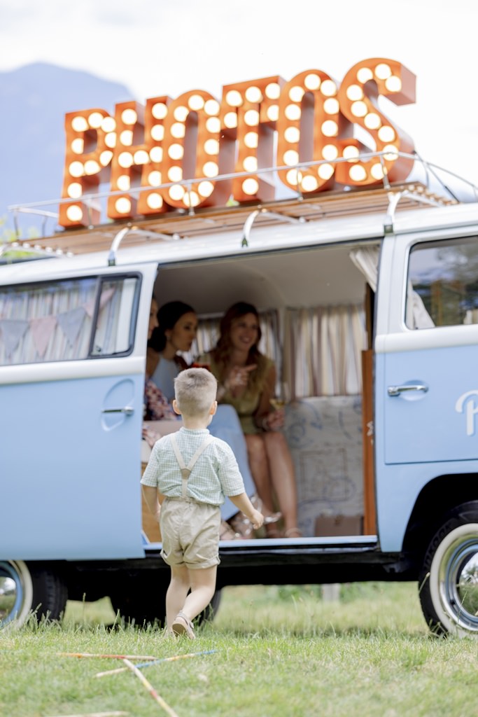 Hochzeitsspass mit einem VW Bulli als Photo Booth | Bild: Hochzeitsfotografin Hanna Witte