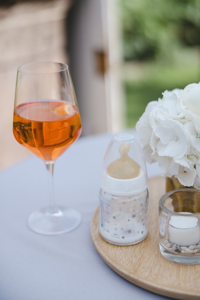 lustiges Hochzeitsfoto mit Rosé Glas und Babyfläschchen | Bild: Hochzeitsfotografin Hanna Witte
