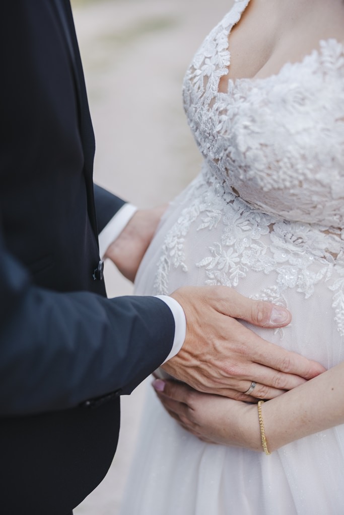 Paarfotoidee für eine schwangere Braut | Bild: Hochzeitsfotografin Hanna Witte