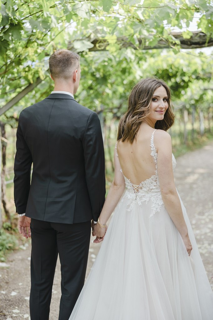 Paarfotoidee bei dem die Braut über die Schulter sieht | Bild: Hochzeitsfotografin Hanna Witte