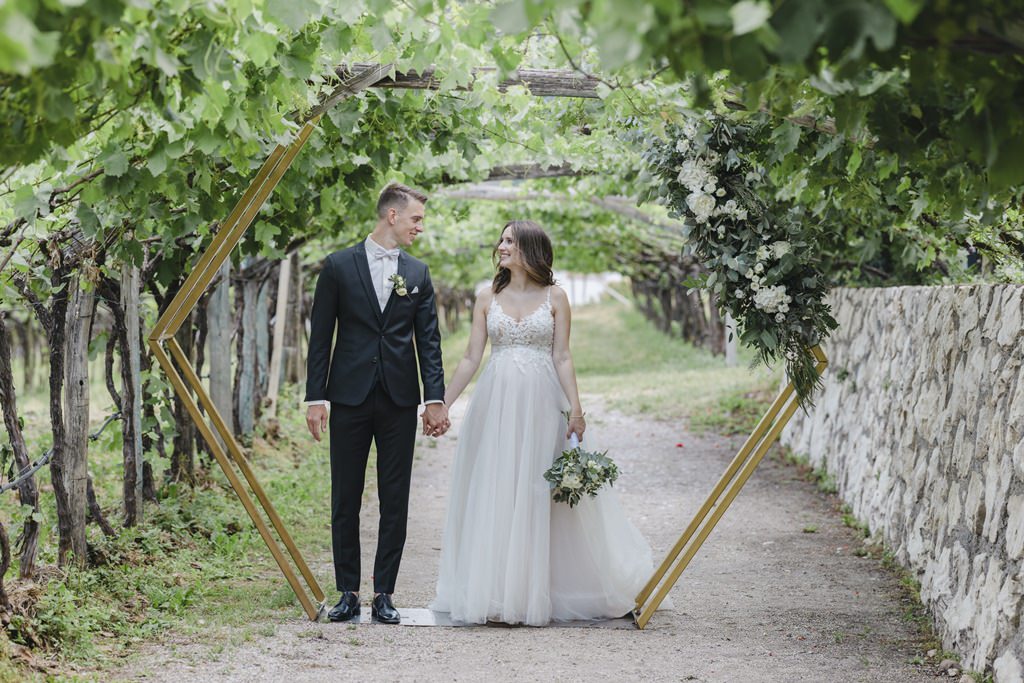 Braut und Bräutigam stehen unter ihrem Hexagon Traubogen | Bild: Hochzeitsfotografin Hanna Witte