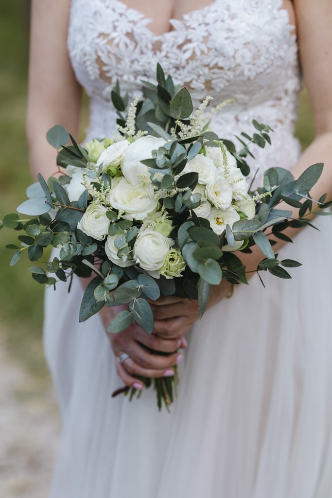 Brautstrauß mit weißen Pfingstrosen und Eukalyptus | Bild: Hochzeitsfotografin Hanna Witte