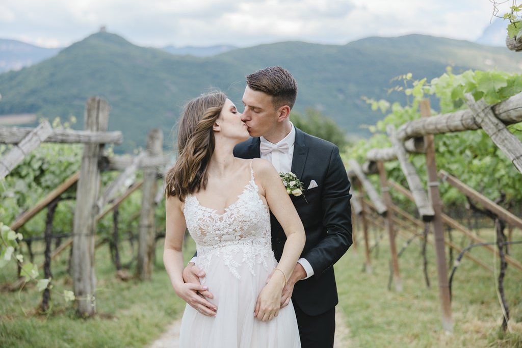 verliebte Pose für ein Hochzeitsfoto im Grünen | Bild: Hochzeitsfotografin Hanna Witte