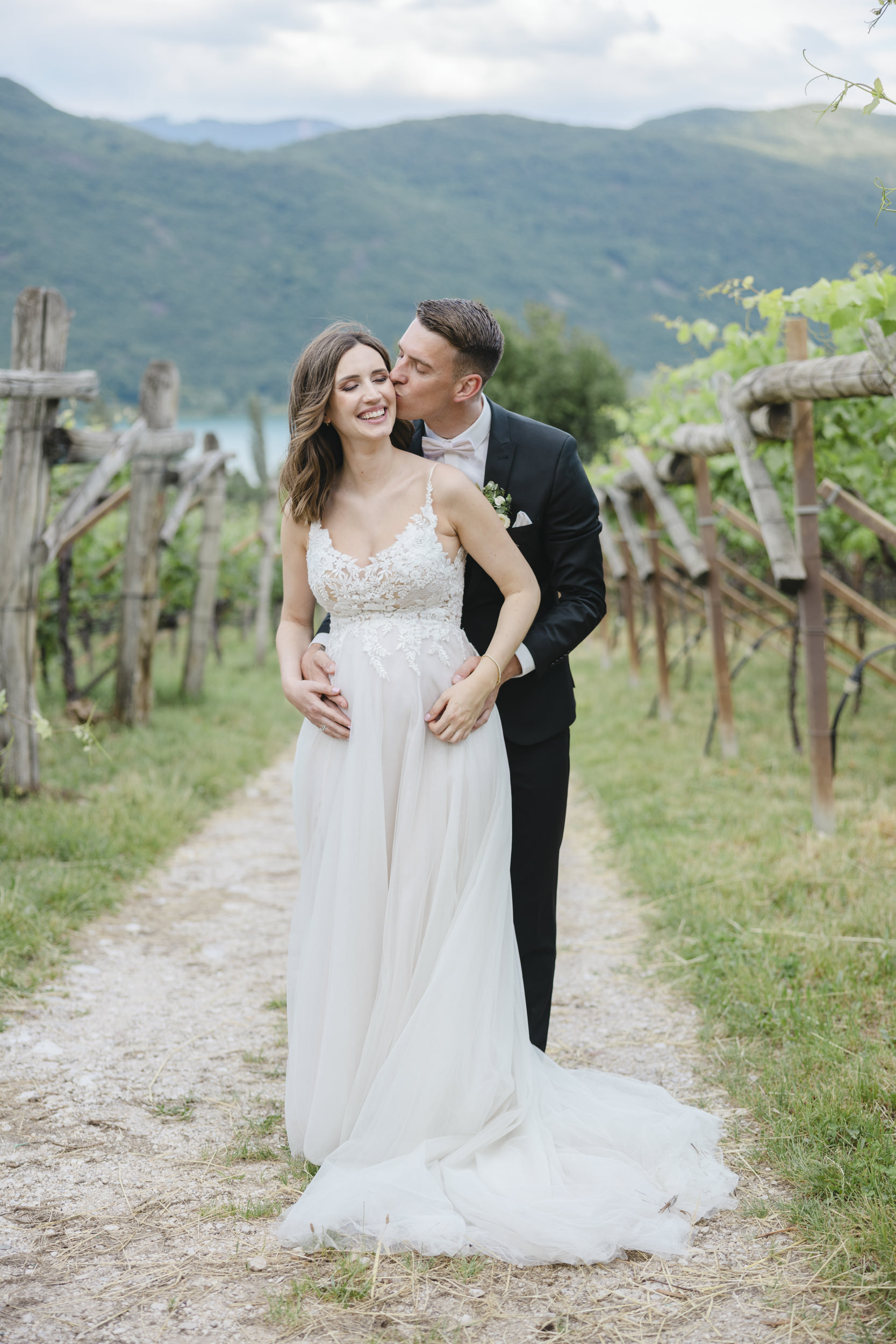 Outdoor Paarshooting in Weinbergen in Südtirol | Bild: Hochzeitsfotografin Hanna Witte