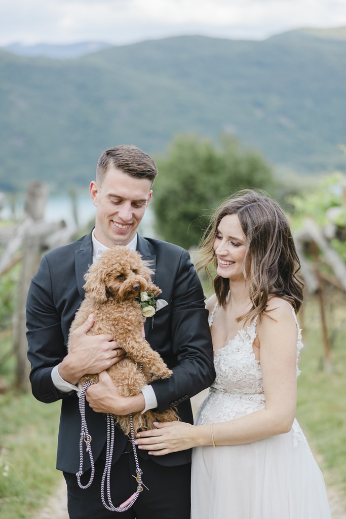süßes Hochzeitsfoto vom Brautpaar mit ihrem Hund | Bild: Hochzeitsfotografin Hanna Witte